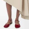 Ballerines à bride à la cheville en cuir d&rsquo;agneau verni souple Rouge foncé