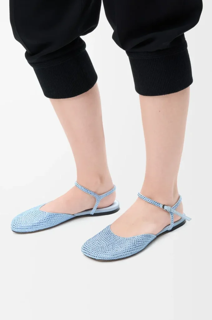 Ballerines à bride à la cheville en daim bleu ciel ornées de strass