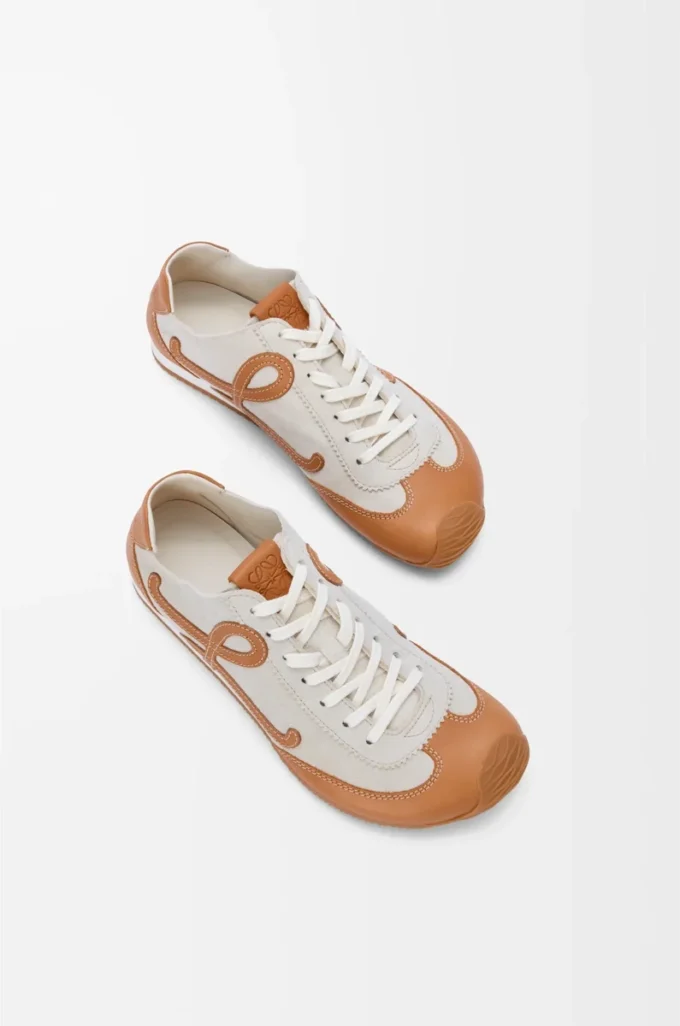 Ballet Runner 2.0 non doublée en cuir de cerf et cuir de veau tanné végétal Soft White/Tan Ballet Runner 2.0 non doublée en cuir de cerf et cuir de veau tanné végétal Soft White/Tan