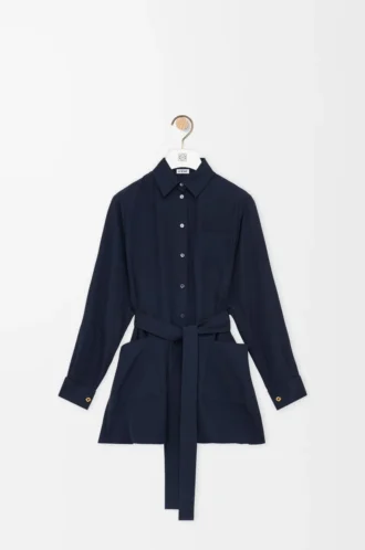 Blouse ceinturée en soie bleu marine
