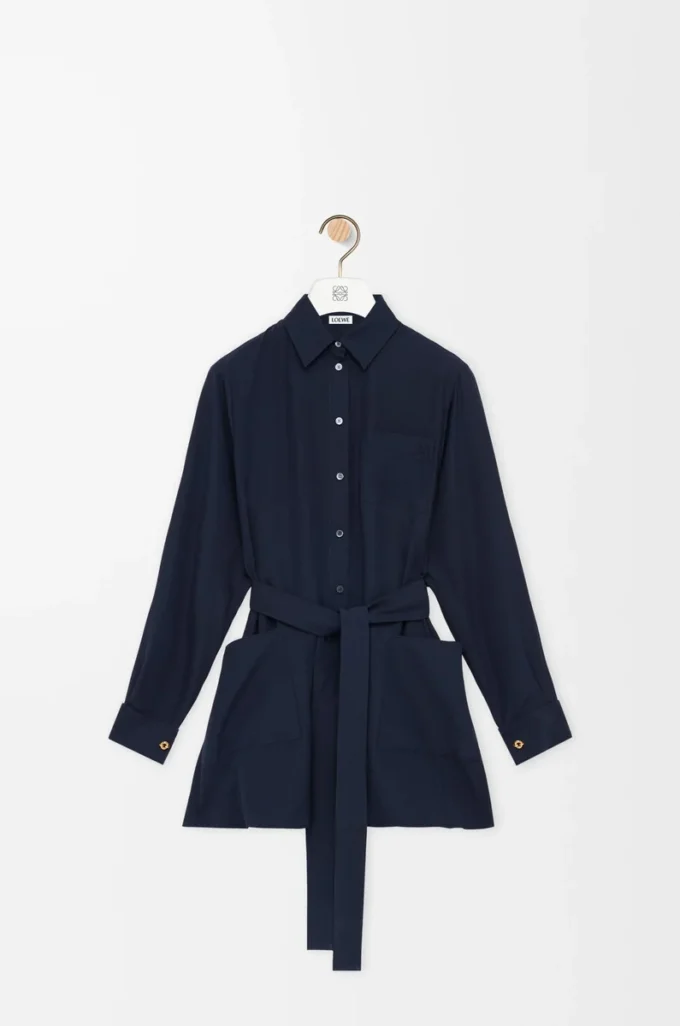 Blouse ceinturée en soie bleu marine