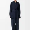 Blouse ceinturée en soie bleu marine