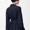 Blouse ceinturée en soie bleu marine