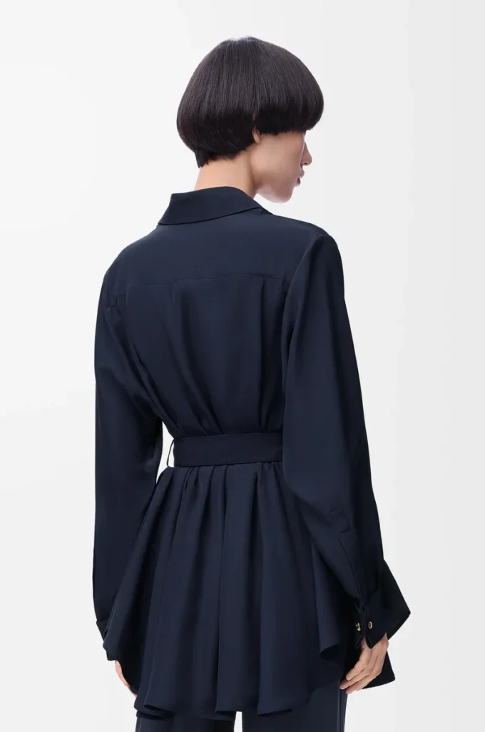 Blouse ceinturée en soie bleu marine