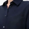 Blouse ceinturée en soie bleu marine