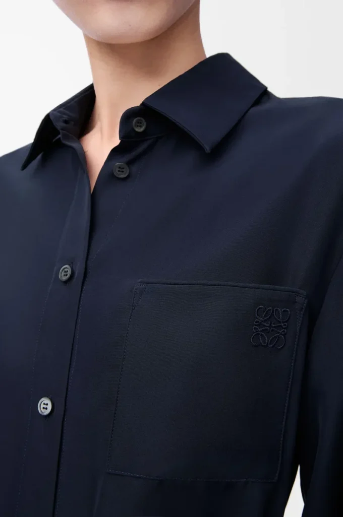 Blouse ceinturée en soie bleu marine