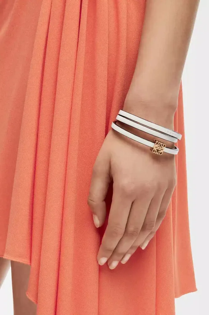 Bracelet rigide Twist en cuir de veau blanc cassé