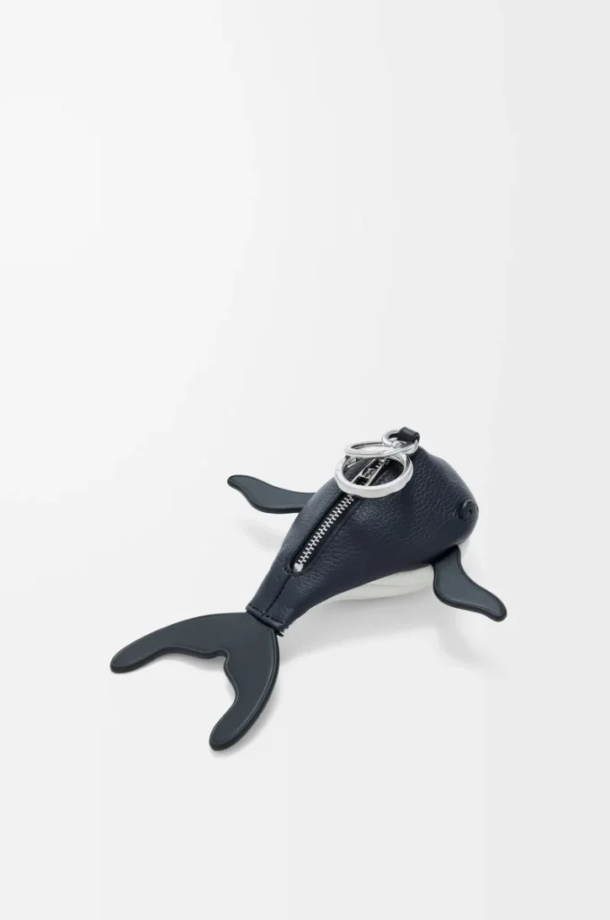 Breloque baleine en cuir de veau classique bleu nuit/blanc
