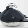 Breloque baleine en cuir de veau classique bleu nuit/blanc
