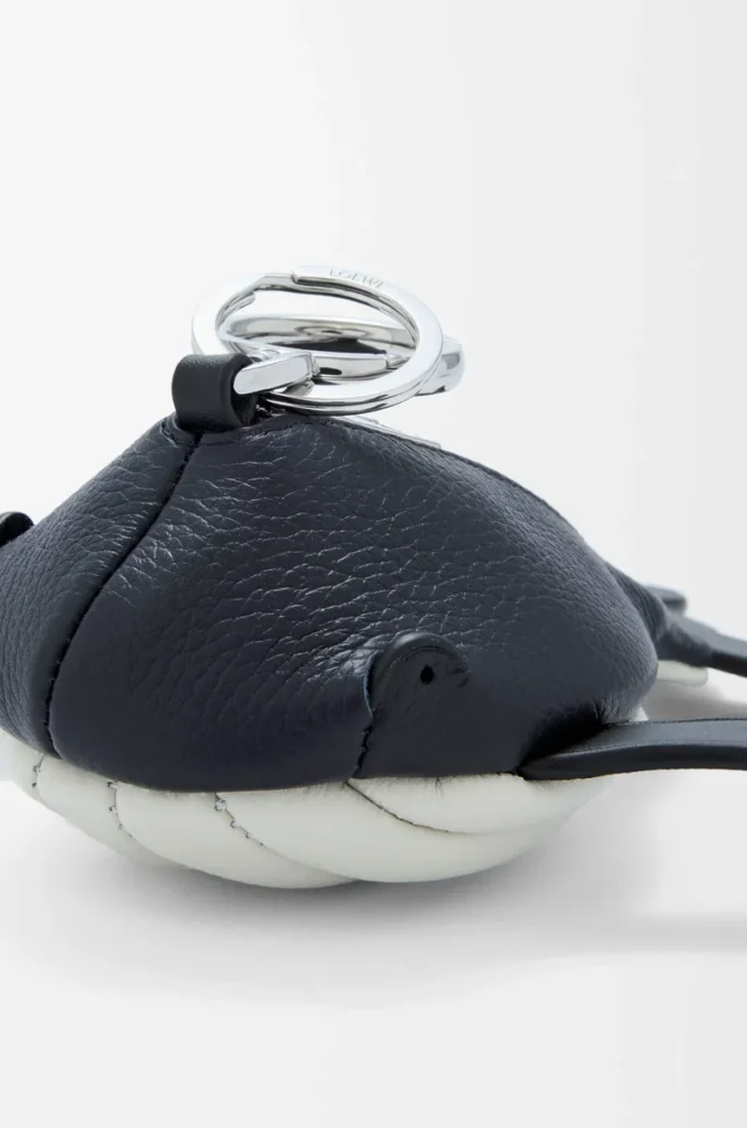Breloque baleine en cuir de veau classique bleu nuit/blanc