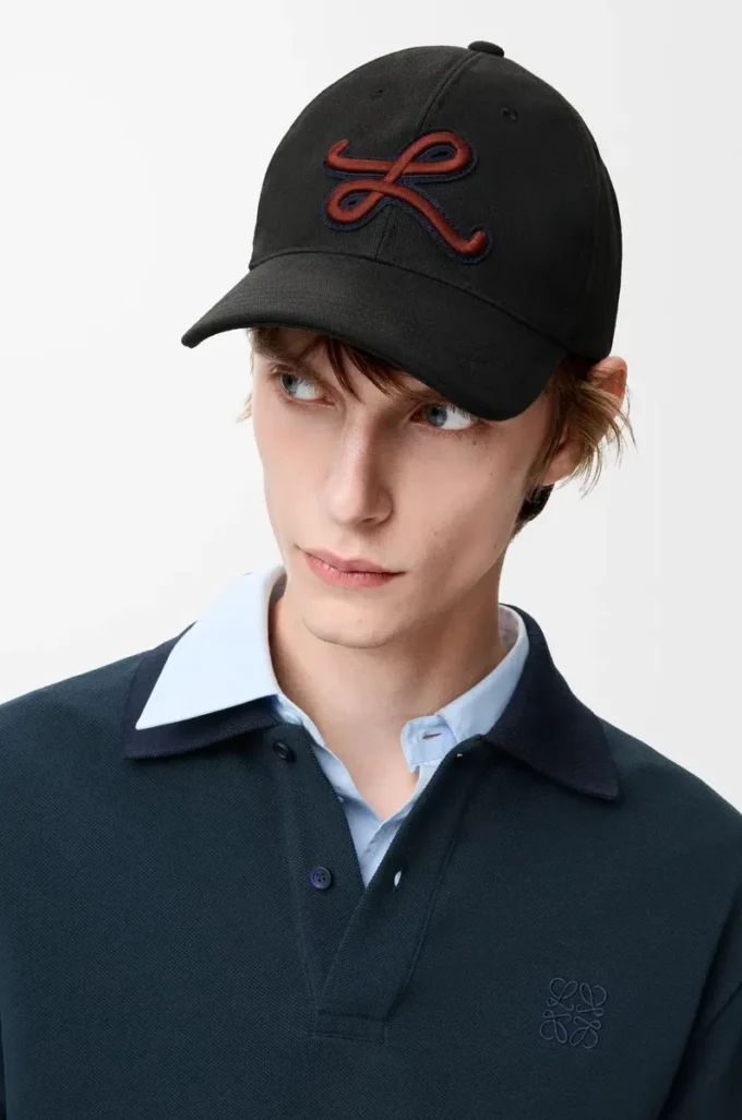 Casquette avec patch L en coton noir