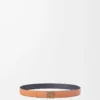 Ceinture réversible Anagram en cuir de veau grainé souple et cuir de veau lisse Tan/Noir/Vieux Or Ceinture réversible Anagram en cuir de veau grainé souple et cuir de veau lisse Tan/Noir/Vieux Or