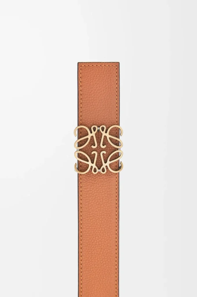 Ceinture réversible Anagram en cuir de veau grainé souple et cuir de veau lisse Tan/Noir/Vieux Or Ceinture réversible Anagram en cuir de veau grainé souple et cuir de veau lisse Tan/Noir/Vieux Or