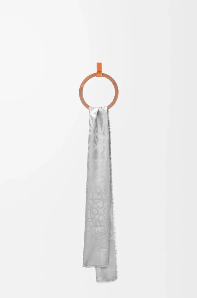 Écharpe en soie et laine gris clair