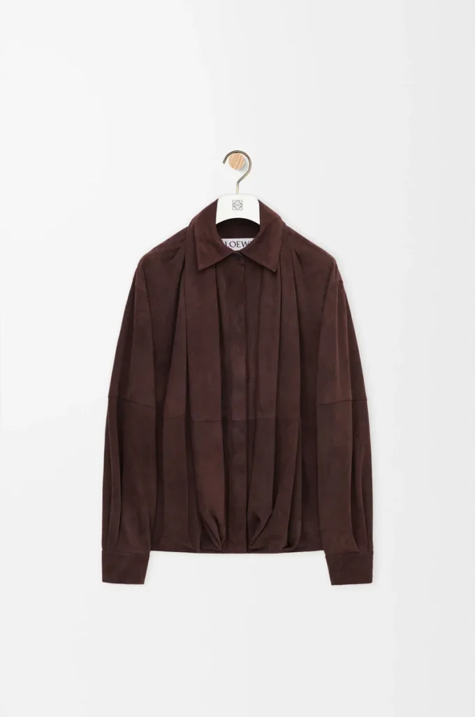 Chemise drapée en cuir de chèvre suédé marron