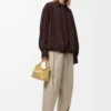 Chemise drapée en cuir de chèvre suédé marron