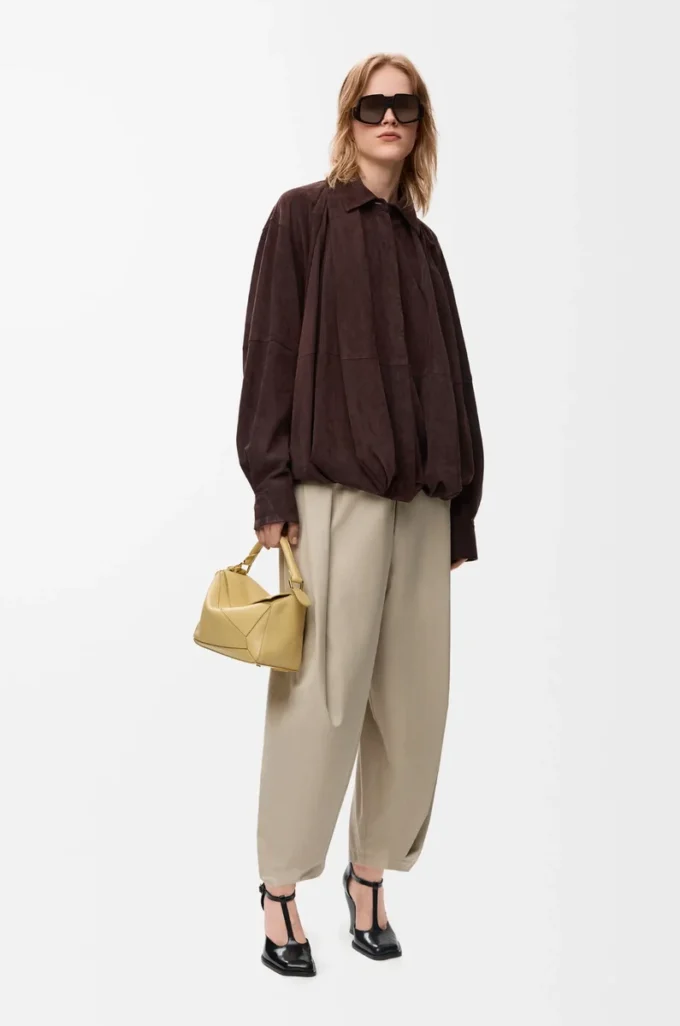 Chemise drapée en cuir de chèvre suédé marron