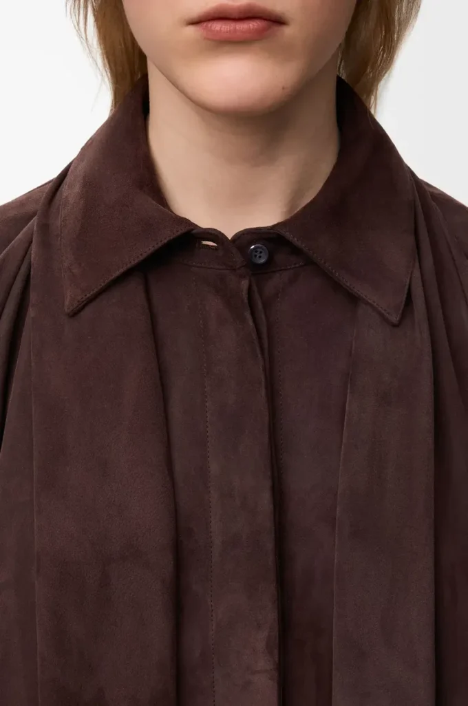 Chemise drapée en cuir de chèvre suédé marron
