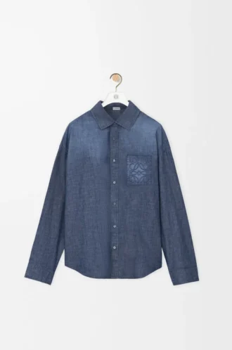 Chemise en coton bleu délavé