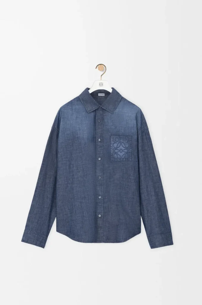 Chemise en coton bleu délavé