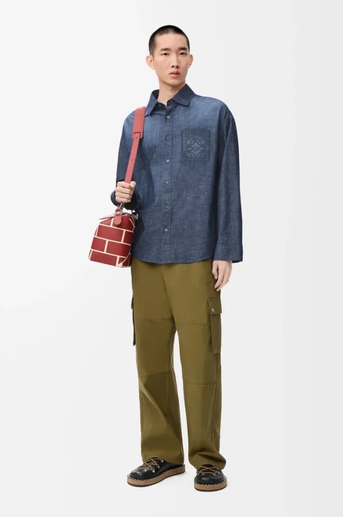 Chemise en coton bleu délavé