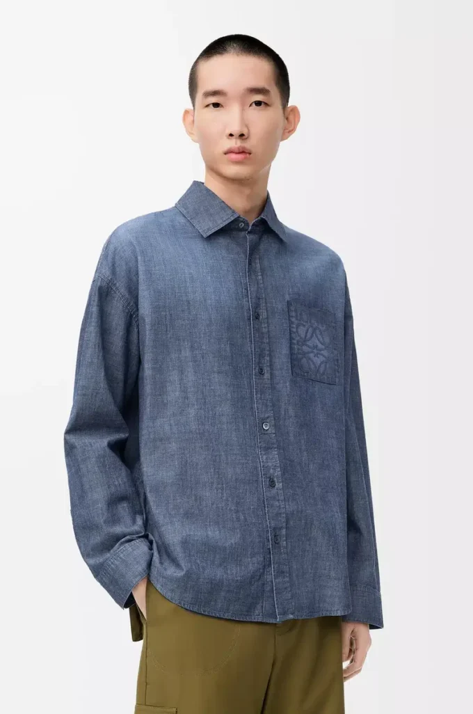 Chemise en coton bleu délavé