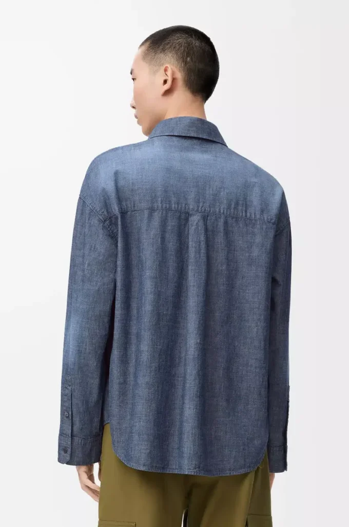 Chemise en coton bleu délavé