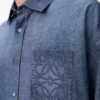 Chemise en coton bleu délavé