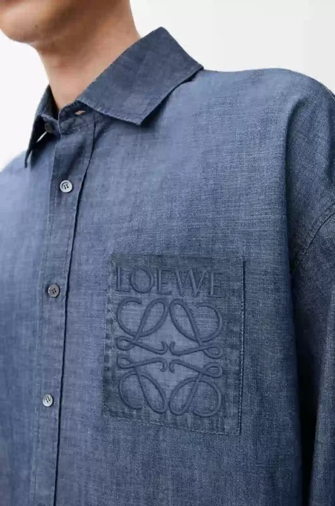 Chemise en coton bleu délavé