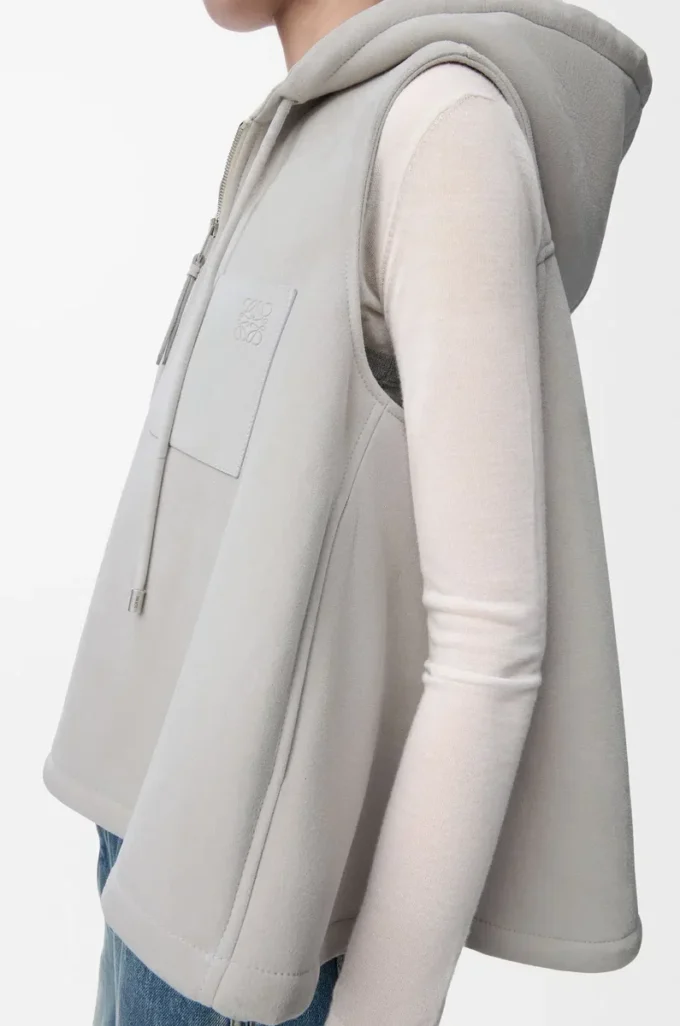Gilet à capuche en peau lainée gris clair mélangé Gilet à capuche en peau lainée gris clair mélangé