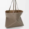 Grand sac fourre-tout Puzzle Fold horizontal en cuir de veau grainé souple Taupe
