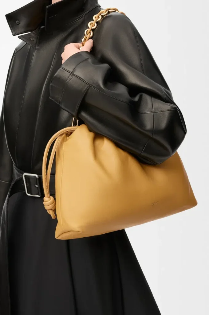 Grand sac à main Flamenco en cuir d&rsquo;agneau nappa souple Sahara
