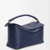 Grand sac Puzzle Edge en cuir de veau classique bleu abysse Grand sac Puzzle Edge en cuir de veau classique bleu abysse