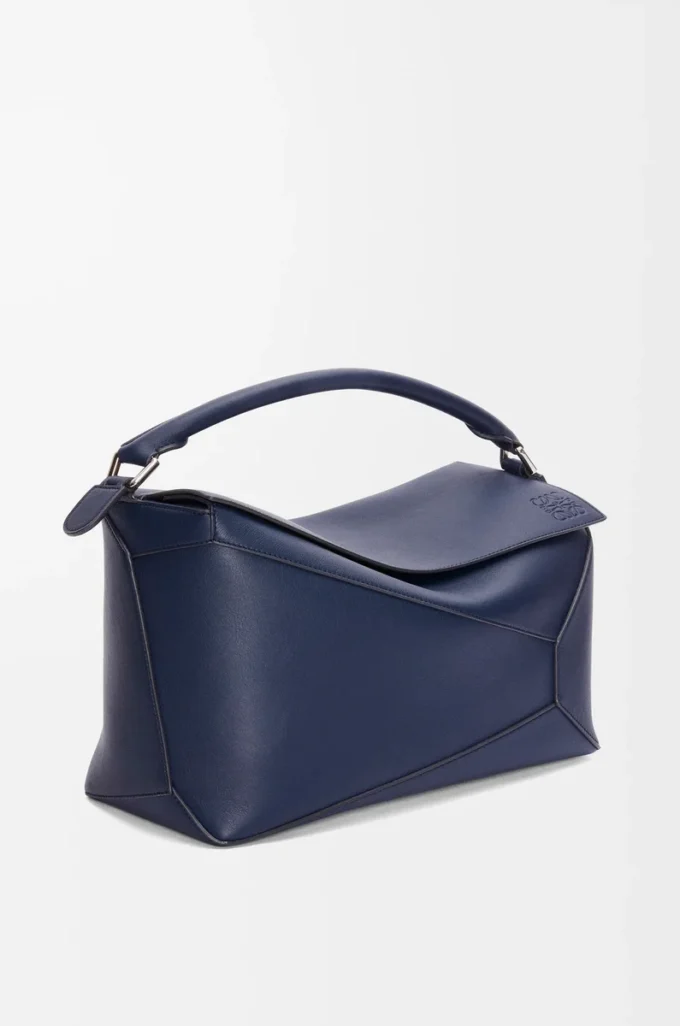 Grand sac Puzzle Edge en cuir de veau classique bleu abysse Grand sac Puzzle Edge en cuir de veau classique bleu abysse
