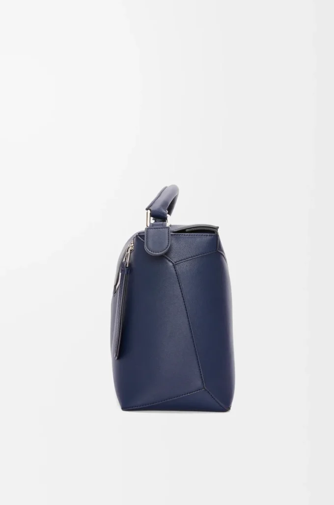 Grand sac Puzzle Edge en cuir de veau classique bleu abysse Grand sac Puzzle Edge en cuir de veau classique bleu abysse