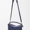Grand sac Puzzle Edge en cuir de veau classique bleu abysse Grand sac Puzzle Edge en cuir de veau classique bleu abysse