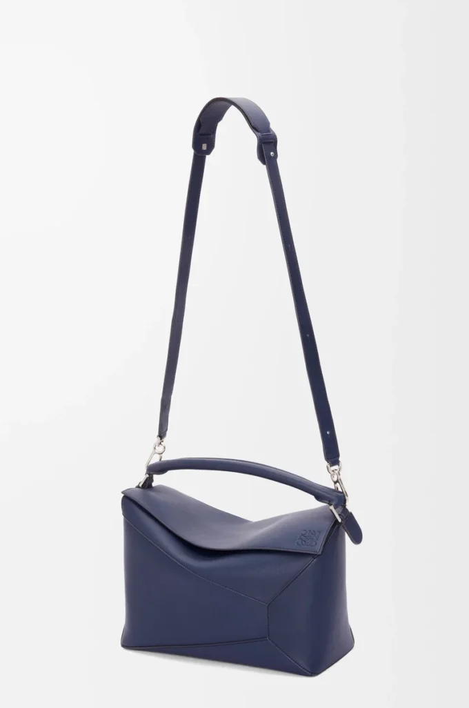 Grand sac Puzzle Edge en cuir de veau classique bleu abysse Grand sac Puzzle Edge en cuir de veau classique bleu abysse