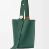 Grand sac seau Pebble en cuir de veau grainé souple Evergreen Grand sac seau Pebble en cuir de veau grainé souple Evergreen
