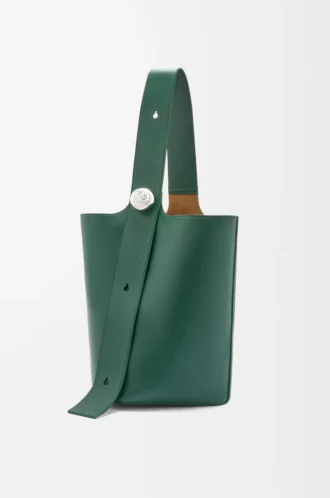 Grand sac seau Pebble en cuir de veau grainé souple Evergreen