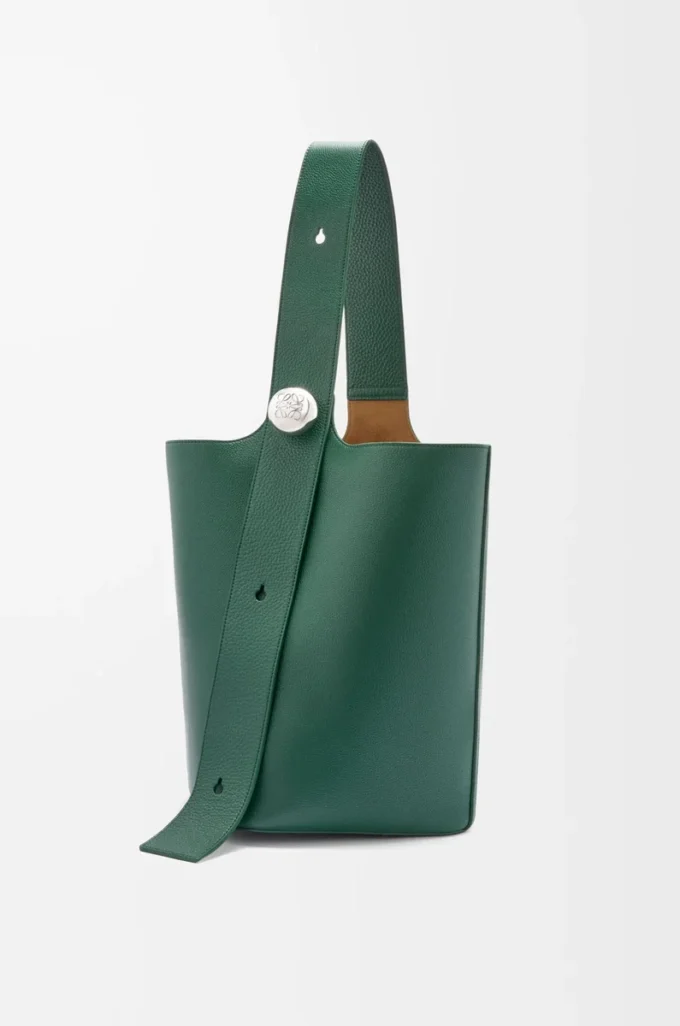 Grand sac seau Pebble en cuir de veau grainé souple Evergreen Grand sac seau Pebble en cuir de veau grainé souple Evergreen
