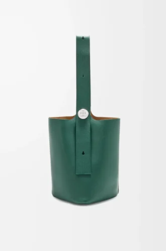 Grand sac seau Pebble en cuir de veau grainé souple Evergreen