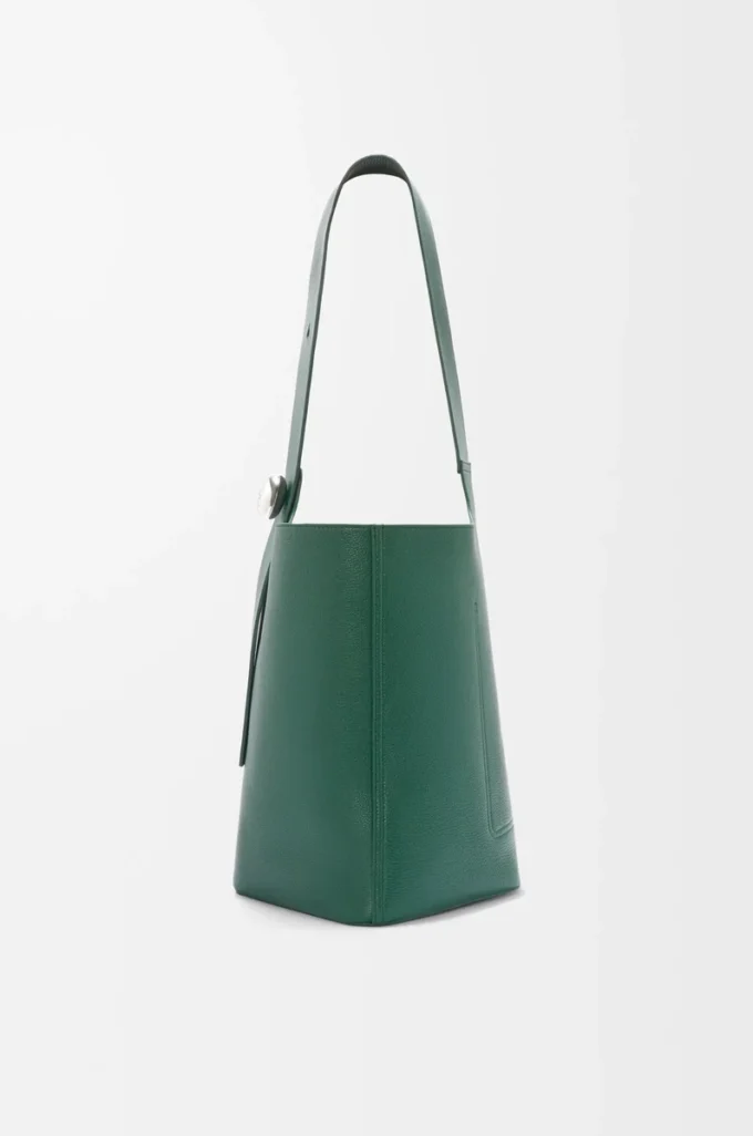 Grand sac seau Pebble en cuir de veau grainé souple Evergreen Grand sac seau Pebble en cuir de veau grainé souple Evergreen