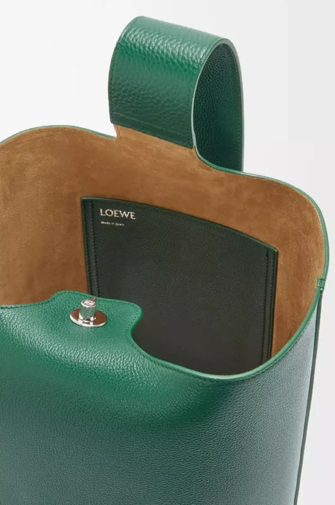 Grand sac seau Pebble en cuir de veau grainé souple Evergreen Grand sac seau Pebble en cuir de veau grainé souple Evergreen