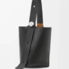 Grand sac seau Pebble en cuir de veau grainé souple noir Grand sac seau Pebble en cuir de veau grainé souple noir