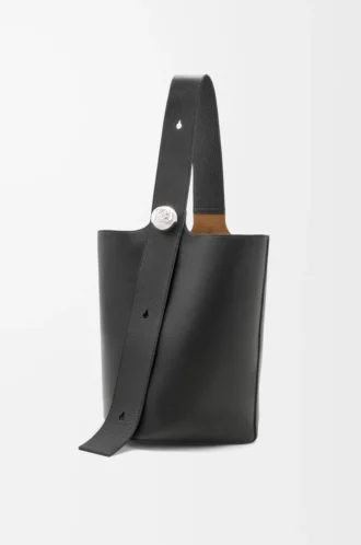Grand sac seau Pebble en cuir de veau grainé souple noir Grand sac seau Pebble en cuir de veau grainé souple noir