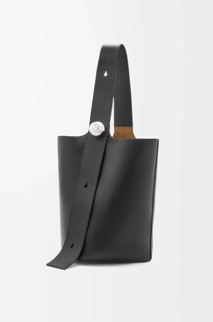 Grand sac seau Pebble en cuir de veau grainé souple noir Grand sac seau Pebble en cuir de veau grainé souple noir