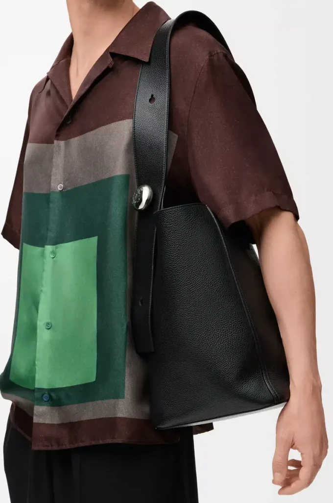 Grand sac seau Pebble en cuir de veau grainé souple noir Grand sac seau Pebble en cuir de veau grainé souple noir