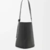 Grand sac seau Pebble en cuir de veau grainé souple noir Grand sac seau Pebble en cuir de veau grainé souple noir