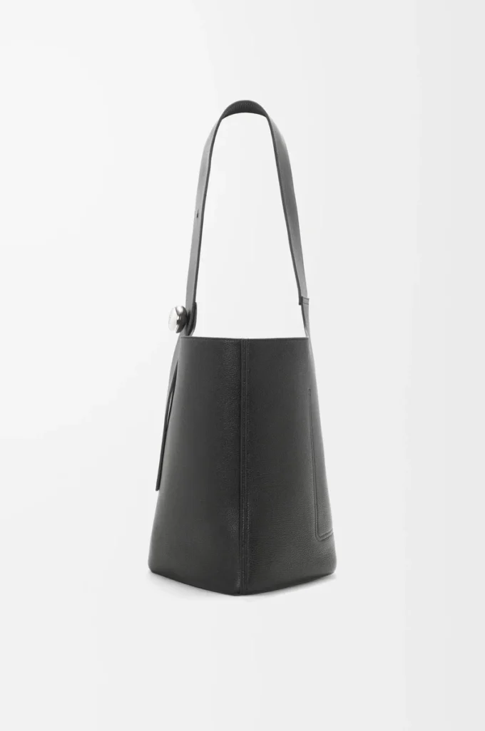Grand sac seau Pebble en cuir de veau grainé souple noir Grand sac seau Pebble en cuir de veau grainé souple noir