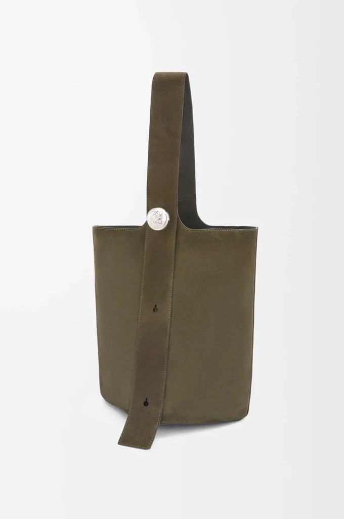 Grand sac seau Pebble en cuir de veau suédé Dark Olive